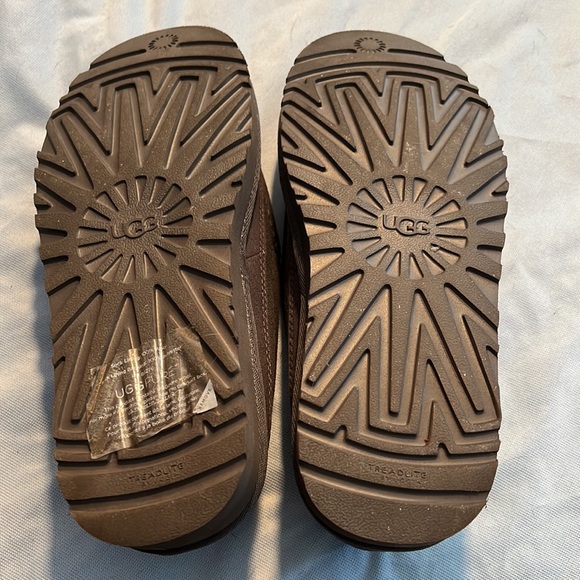 Mens uggs size 7.  Womens 8 - Picture 4 of 4